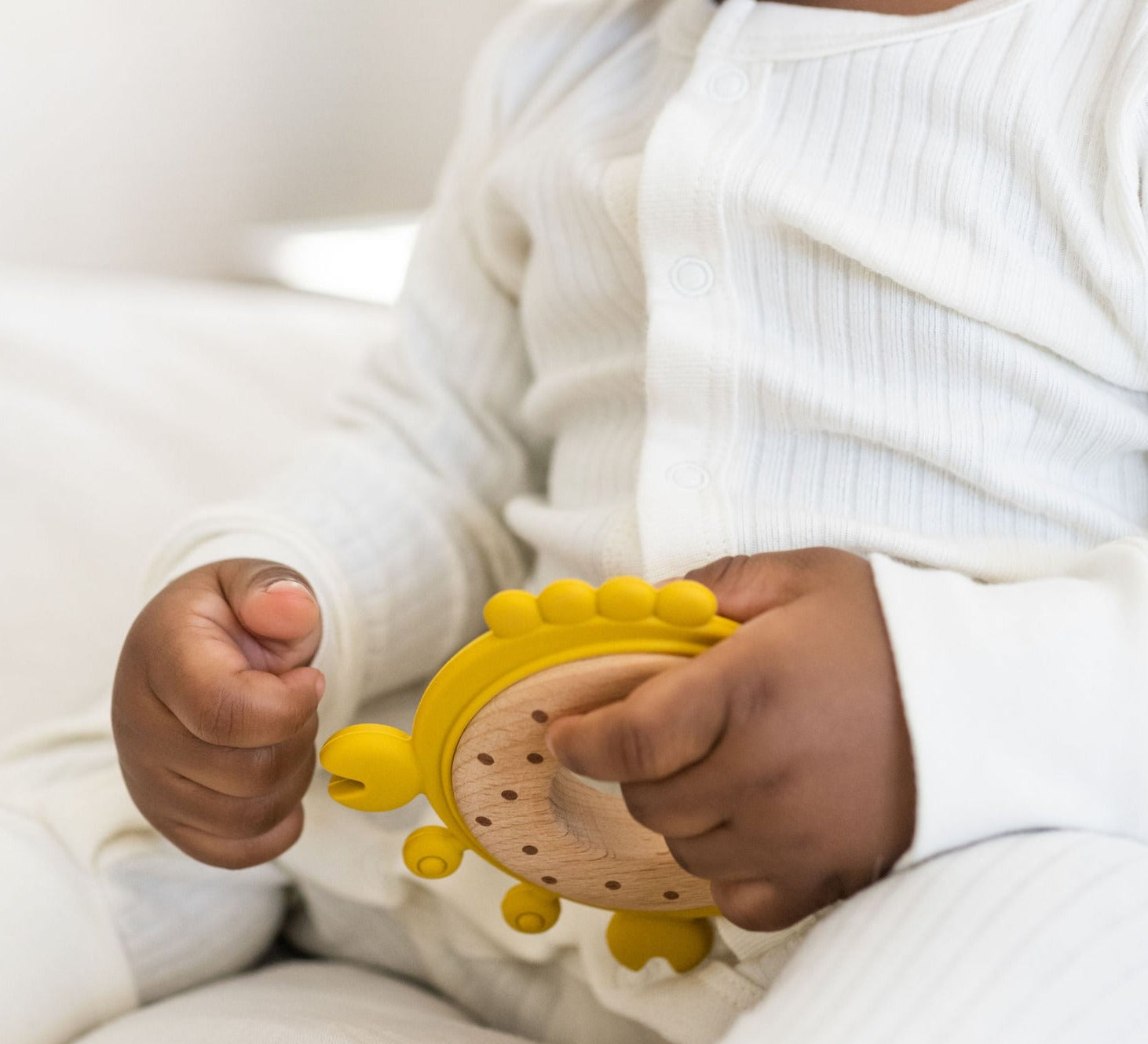 eether featuring a combination of silicone and wood, ideal for relieving baby’s teething discomfort